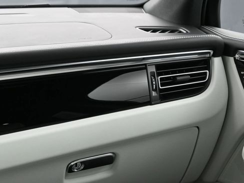 Certified 2025 Porsche Macan image 24