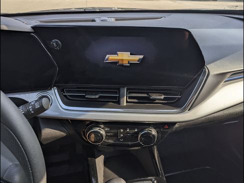 Used 2025 Chevrolet Trax LT FWD image 29