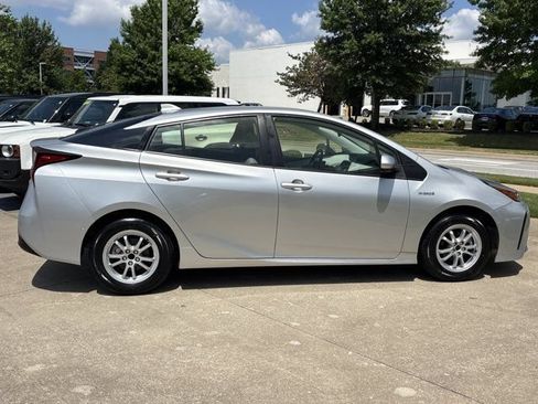 Used 2022 Toyota Prius LE FWD image 2
