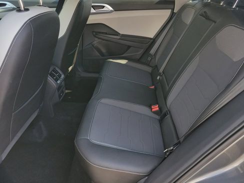 Used 2025 Volkswagen Taos SE image 9