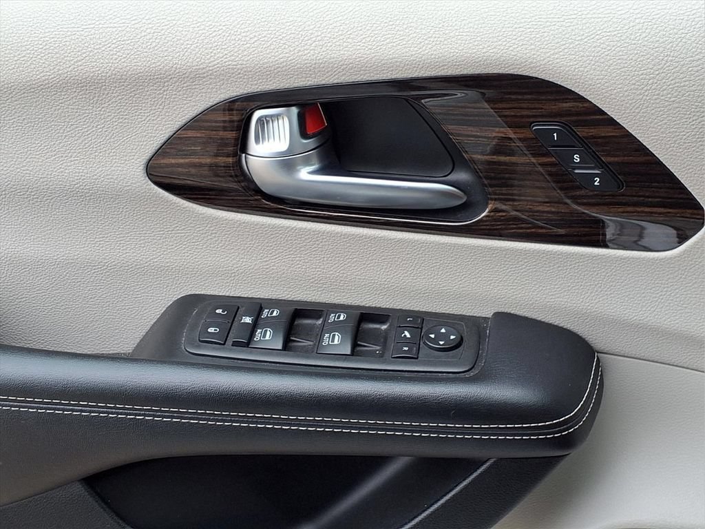 Used 2023 Chrysler Pacifica Limited FWD image 18