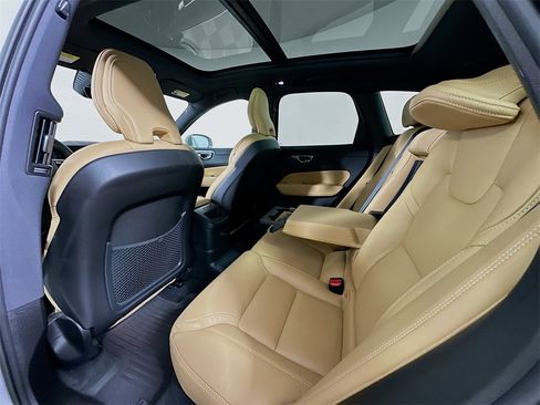 Used 2023 Volvo XC60 T8 Ultimate image 4