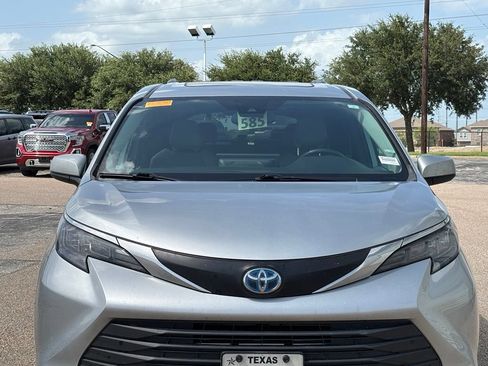 Used 2025 Toyota Sienna XLE FWD image 3