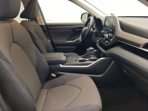 Used 2020 Toyota Highlander LE FWD image 21