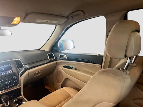 Used 2019 Jeep Grand Cherokee Laredo RWD image 23