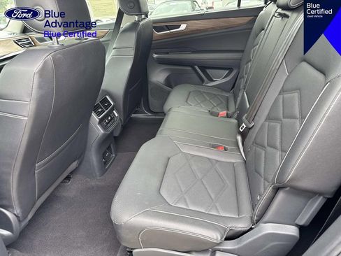 Used 2025 Volkswagen Atlas SE AWD/4WD image 16