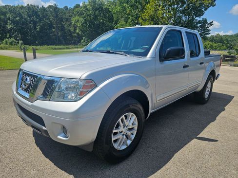 Used 2015 Nissan Frontier SV w/ SV Value Truck Package RWD image 11
