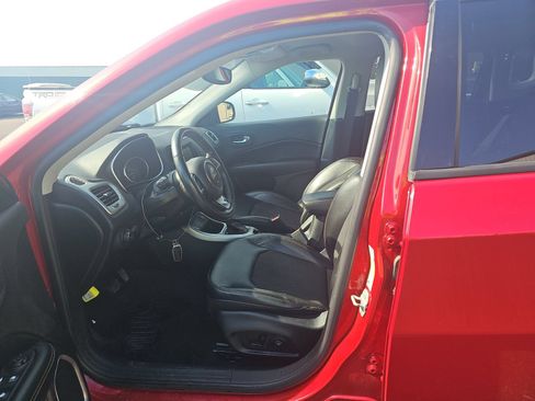 Used 2018 Jeep Compass Latitude w/ Popular Equipment Group FWD image 3