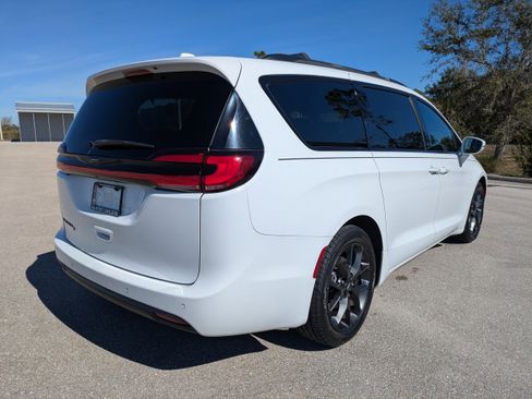 Used 2021 Chrysler Pacifica Touring-L w/ S Appearance Package image 5