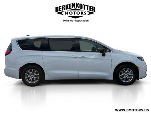 Used 2024 Chrysler Pacifica Touring-L FWD image 2