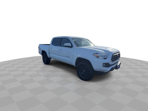 Used 2022 Toyota Tacoma SR5 RWD image 2