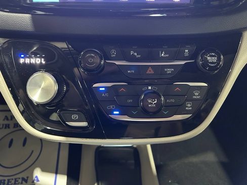 Used 2024 Chrysler Pacifica Touring-L FWD image 31