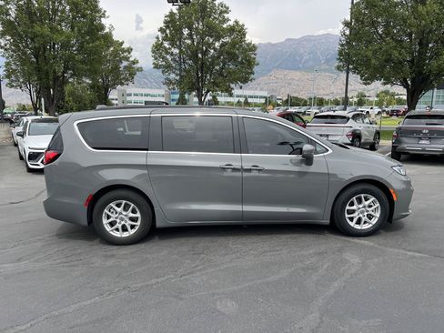 Used 2022 Chrysler Pacifica Touring-L FWD image 6