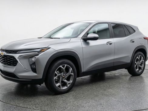 Used 2025 Chevrolet Trax LT w/ LT Convenience Package image 3