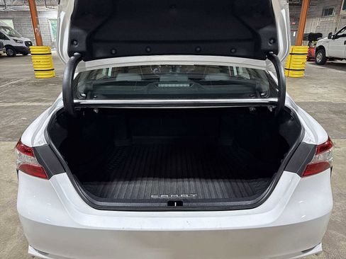 Used 2020 Toyota Camry SE w/ Sunroof Package FWD image 11