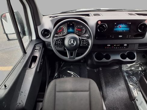 Used 2024 Mercedes-Benz Sprinter 2500 image 4