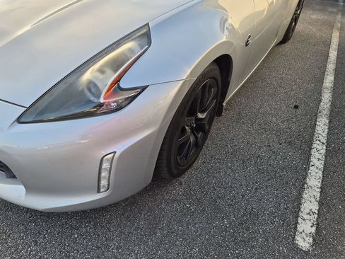 Used 2018 Nissan 370Z Touring RWD image 2