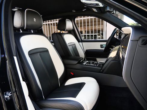 Used 2022 Rolls-Royce Cullinan Black Badge w/ Dark Exterior Package image 32