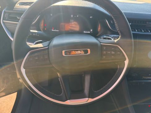 Used 2024 Jeep Grand Cherokee L Laredo image 9