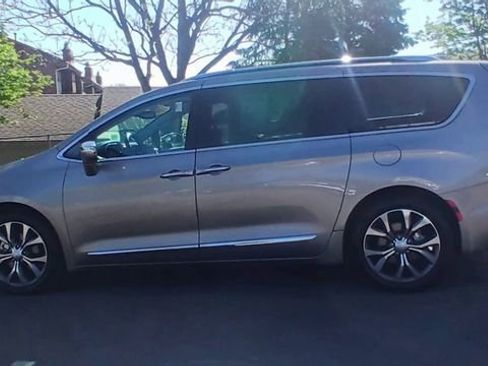 Used 2018 Chrysler Pacifica Limited FWD image 8