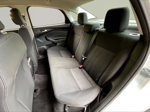 Used 2018 Ford Focus SE w/ SE Appearance Package FWD image 21