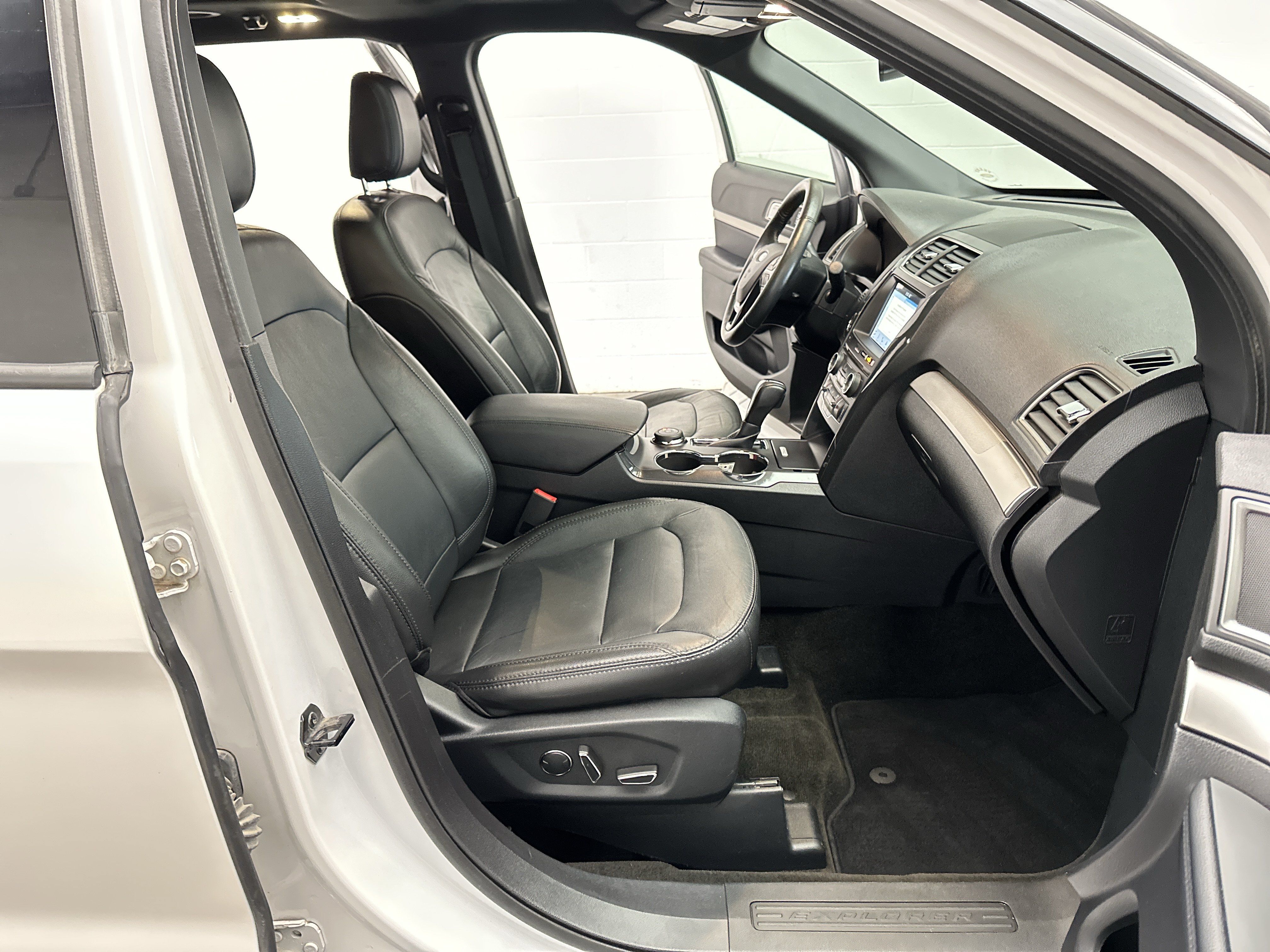 Used 2018 Ford Explorer XLT w/ Equipment Group 202A AWD/4WD image 27