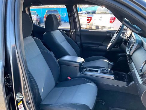 Used 2020 Toyota Tacoma TRD Off-Road image 9