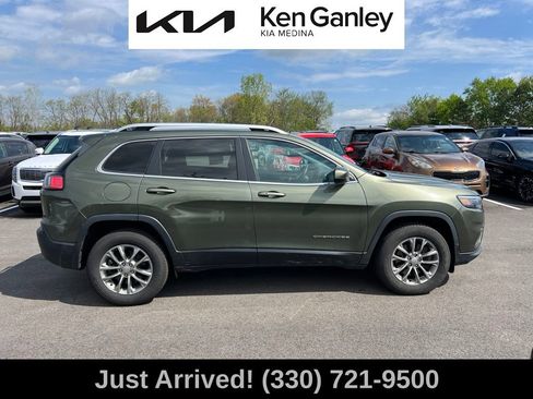 Used 2019 Jeep Cherokee Latitude Plus w/ Cold Weather Group AWD/4WD image 4