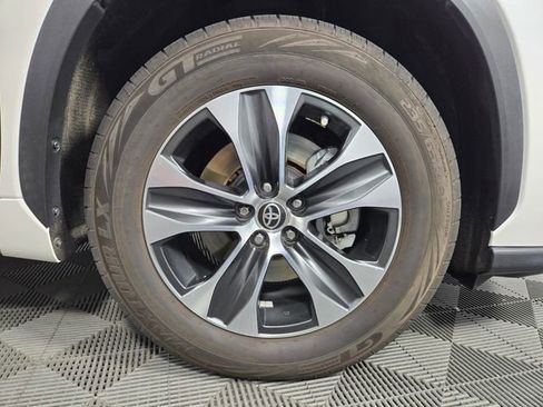 Used 2021 Toyota Highlander XLE FWD image 11