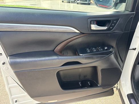 Used 2018 Toyota Highlander Limited FWD image 12