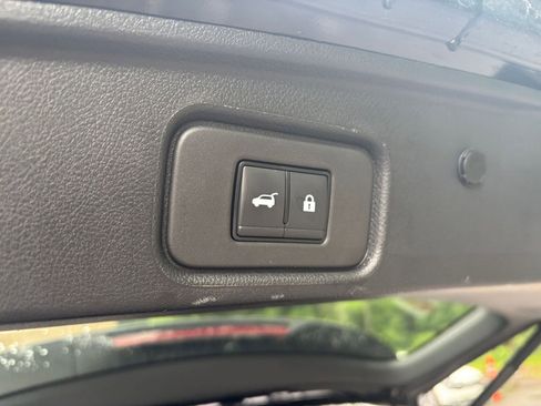 Used 2025 Nissan Pathfinder SV FWD image 23