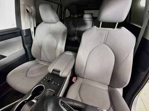 Used 2023 Toyota Highlander LE FWD image 11
