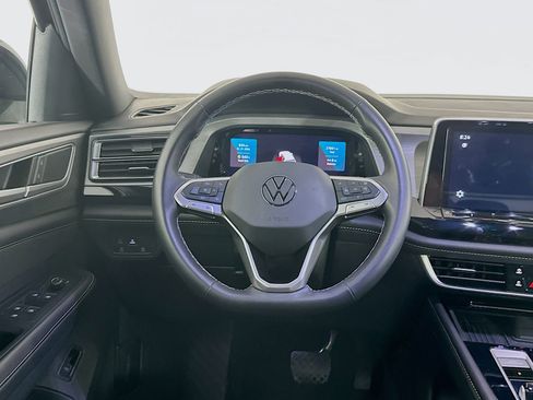 Used 2025 Volkswagen Atlas Cross Sport SE image 18