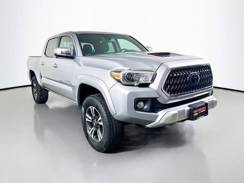 Used 2019 Toyota Tacoma TRD Sport image 2
