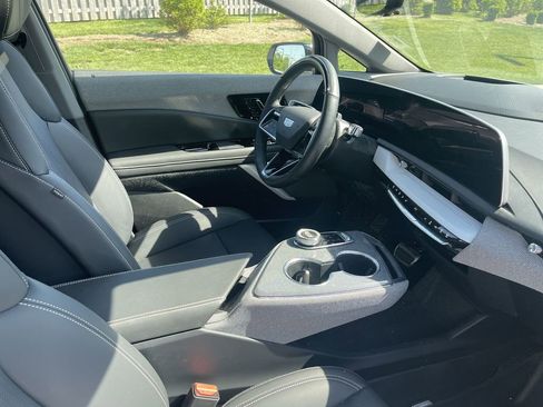 Certified 2025 Cadillac Optiq Luxury 2 w/ LPO, Floor Liner Package AWD/4WD image 30