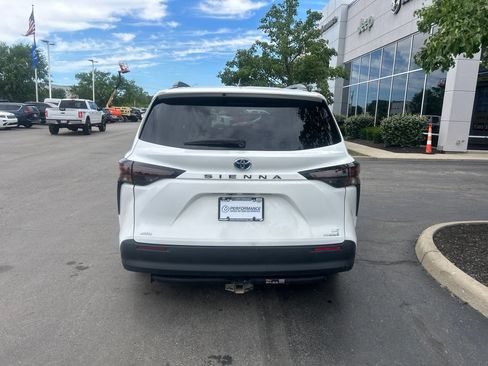 Used 2024 Toyota Sienna LE AWD/4WD image 4