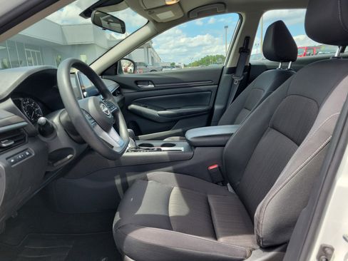 Used 2025 Nissan Altima 2.5 SV FWD image 14