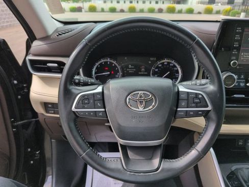 Used 2022 Toyota Highlander XLE AWD/4WD image 14