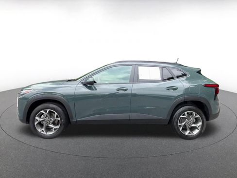 Used 2025 Chevrolet Trax LT FWD image 9