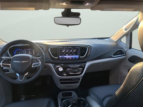 Certified 2024 Chrysler Pacifica Touring-L image 19