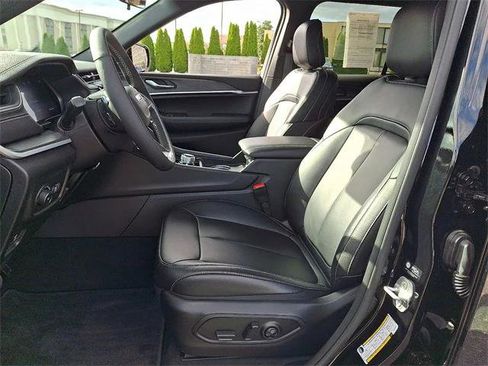 Certified 2025 Jeep Grand Cherokee Limited w/ Black Appearance Package image 14