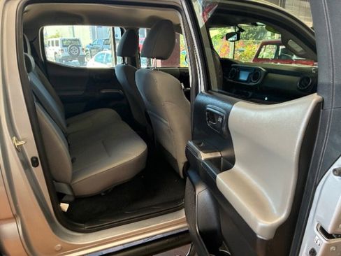 Used 2016 Toyota Tacoma SR5 w/ SR5 Appearance Package (SN) image 24