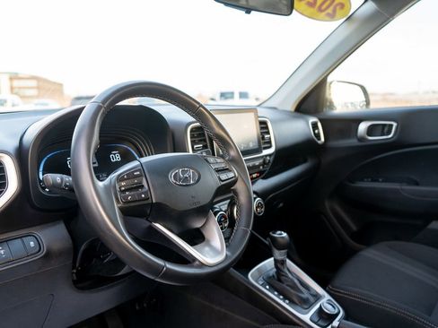 Used 2025 Hyundai Venue SEL image 18