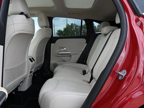 Used 2021 Mercedes-Benz GLA 250 w/ Premium Package image 19