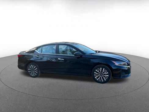 Used 2025 Nissan Altima 2.5 SV image 3