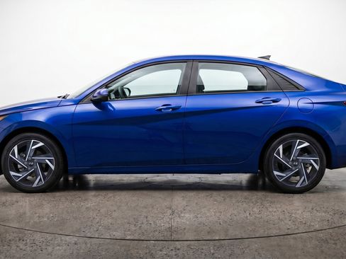 Used 2025 Hyundai Elantra SEL FWD image 5