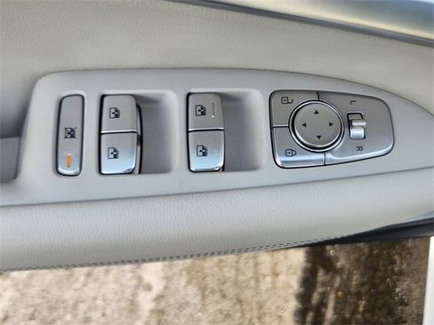 Used 2025 Genesis G70 2.5T image 20