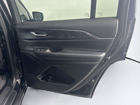 Used 2023 Jeep Grand Cherokee L Laredo image 33