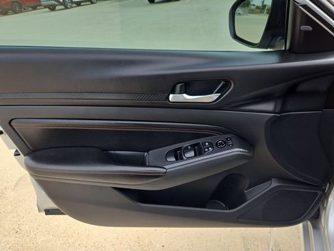 Used 2020 Nissan Altima 2.5 SR FWD image 11