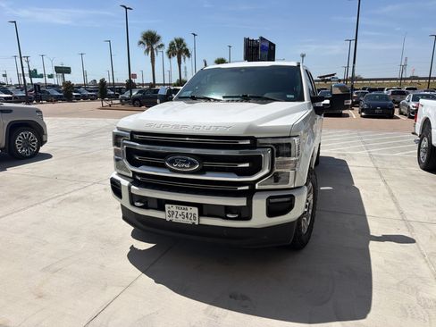 Used 2022 Ford F250 Platinum w/ FX4 Off-Road Package AWD/4WD image 2